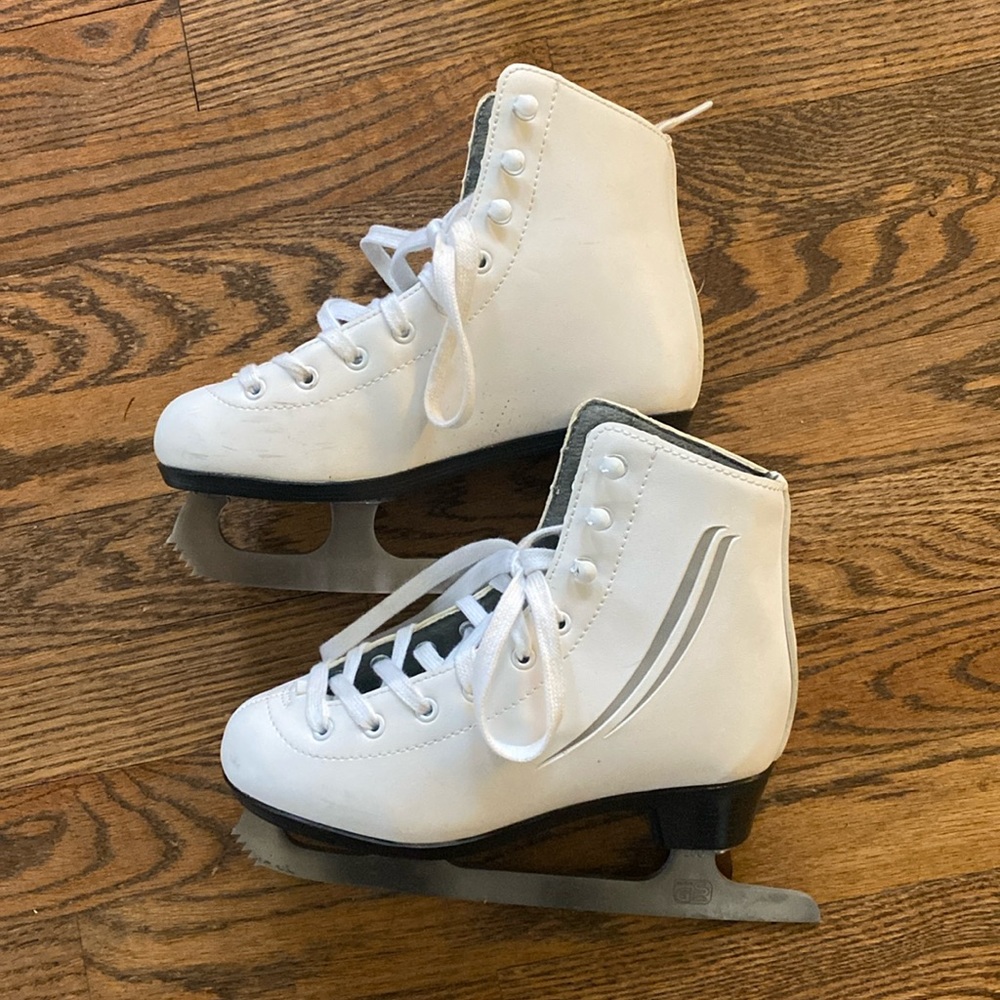 Girls Ice skates Size 3. Excellent Condition.